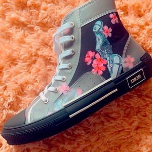 Sneakers never worn size 12 in mens